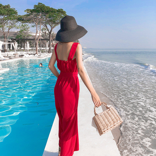 Salopetă de damă modernă cu curea în roșu