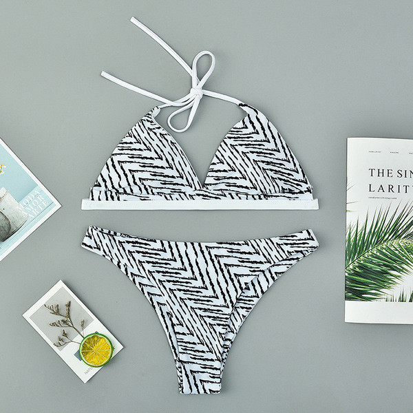 Costum de baie pentru femei cu top triunghiular alb-negru