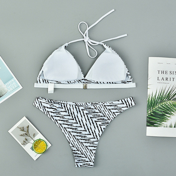 Costum de baie pentru femei cu top triunghiular alb-negru