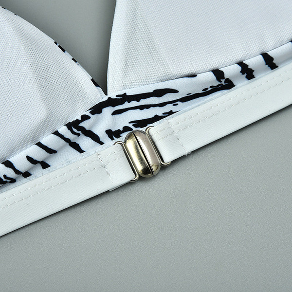 Costum de baie pentru femei cu top triunghiular alb-negru