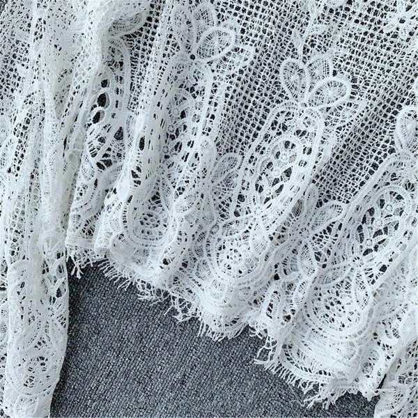 Bluză de damă modernă din dantelă în alb și negru