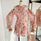 Salopetă de damă elegantă, cu umerii goi și mâneci lungi, de culoare roz