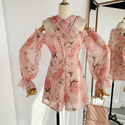 Salopetă de damă elegantă, cu umerii goi și mâneci lungi, de culoare roz