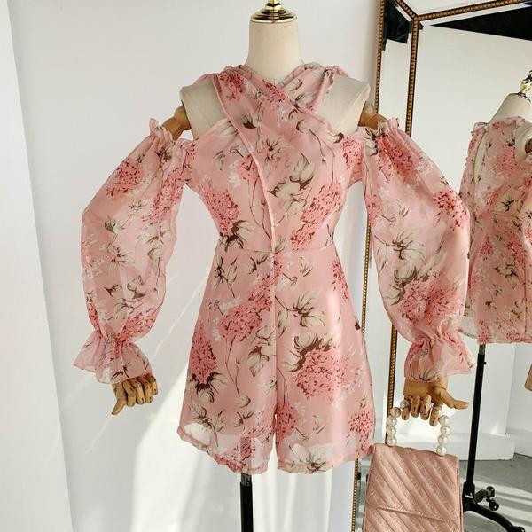 Salopetă de damă elegantă, cu umerii goi și mâneci lungi, de culoare roz