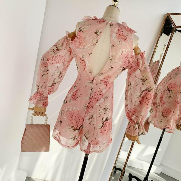 Salopetă de damă elegantă, cu umerii goi și mâneci lungi, de culoare roz