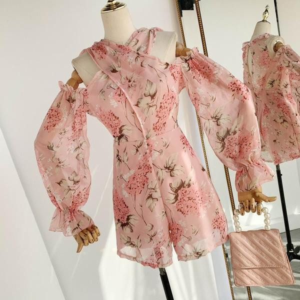 Salopetă de damă elegantă, cu umerii goi și mâneci lungi, de culoare roz