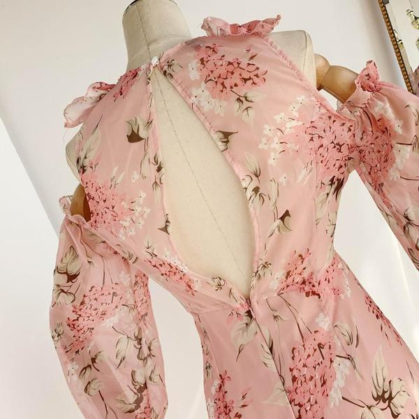 Salopetă de damă elegantă, cu umerii goi și mâneci lungi, de culoare roz