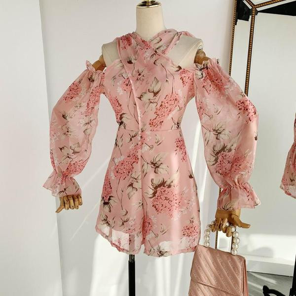 Salopetă de damă elegantă, cu umerii goi și mâneci lungi, de culoare roz