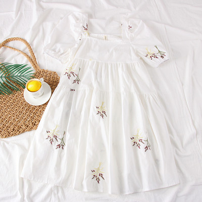 Rochie de dama model nou cu decolteu patrat si broderie