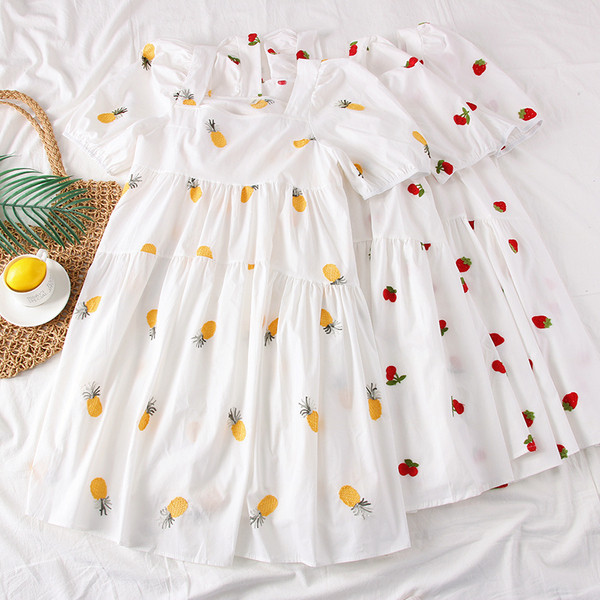 Rochie de dama model nou cu decolteu patrat si broderie