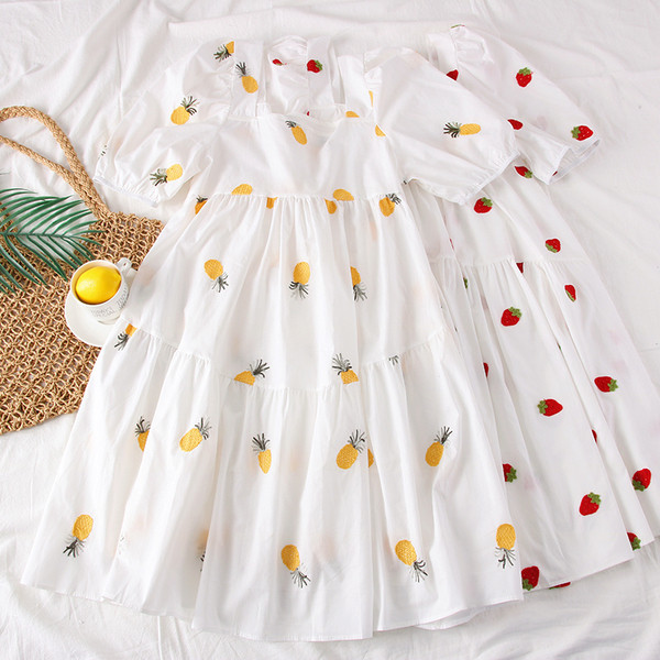 Rochie de dama model nou cu decolteu patrat si broderie