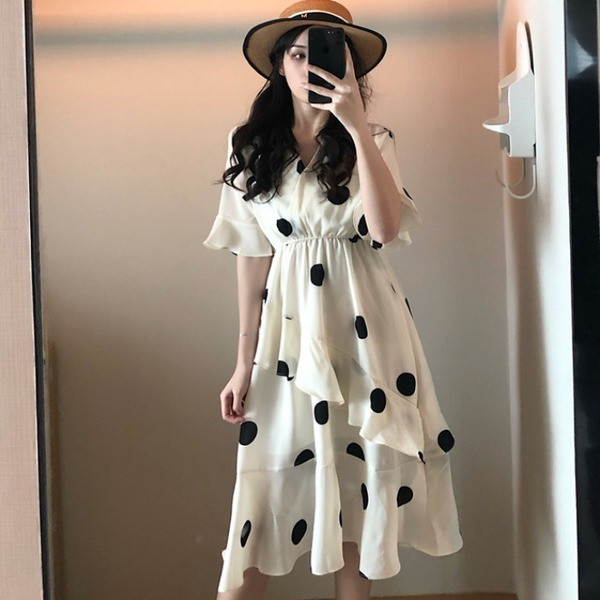 Rochie de dama actuala cu buline in doua culori cu decolteu in V