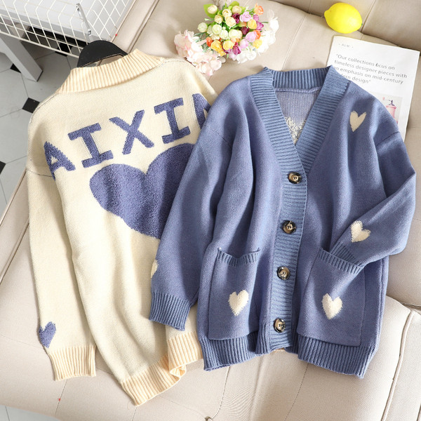 Vesta moderna de dama cu nasturi in alb, rosu si albastru