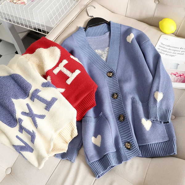 Vesta moderna de dama cu nasturi in alb, rosu si albastru