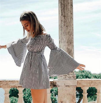 Модерна дамска раирана рокля с голи рамене и широк ръкав