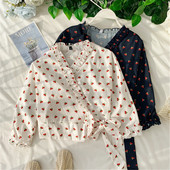 Cămașă de damă în alb și negru și cu decolteu în V