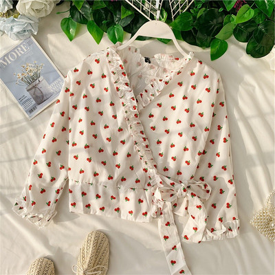 Cămașă de damă în alb și negru și cu decolteu în V