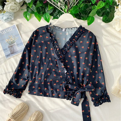 Cămașă de damă în alb și negru și cu decolteu în V