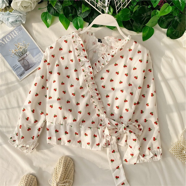 Cămașă de damă în alb și negru și cu decolteu în V