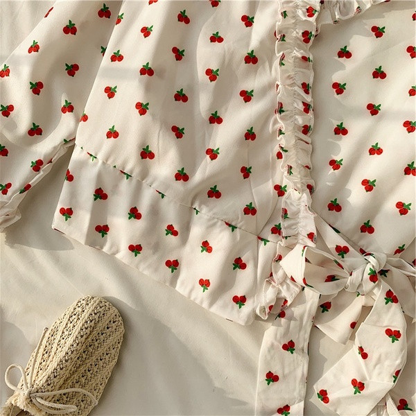 Cămașă de damă în alb și negru și cu decolteu în V