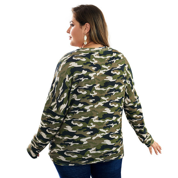 Cămașă de damă de mărime mare cu decolteu în V și model de camuflaj