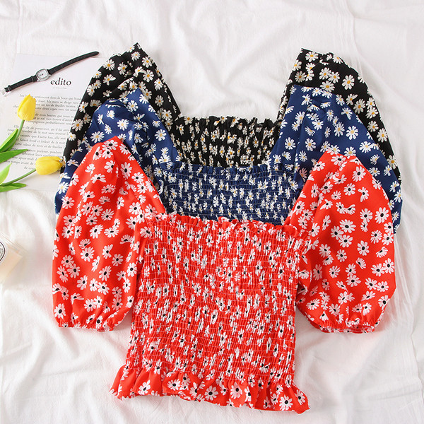 Bluză de damă colorată cu decolteu pătrat și motive florale