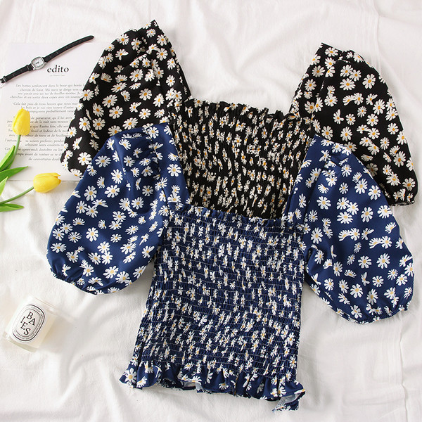 Bluză de damă colorată cu decolteu pătrat și motive florale