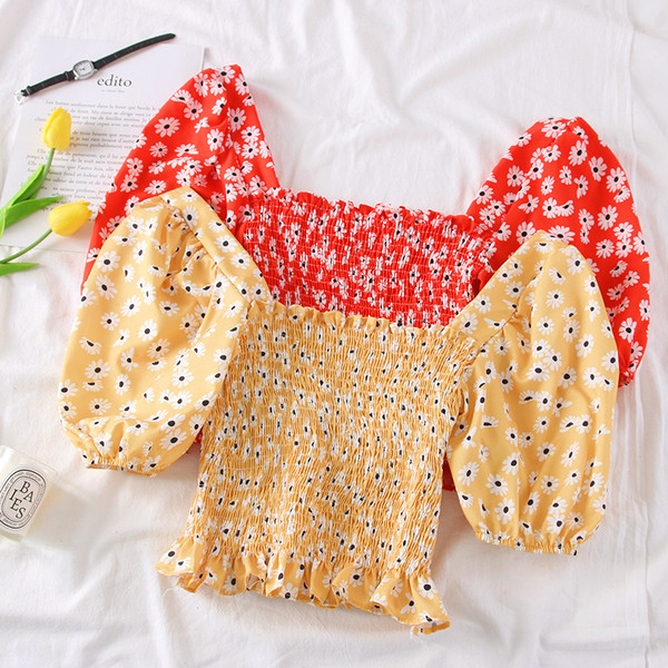 Bluză de damă colorată cu decolteu pătrat și motive florale