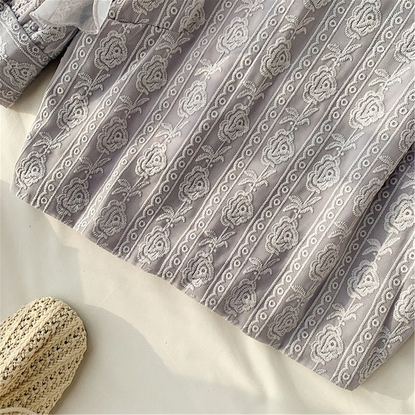 Bluză de damă modernă cu broderie în două culori