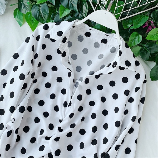 Cămașă de damă cu buline în alb și negru