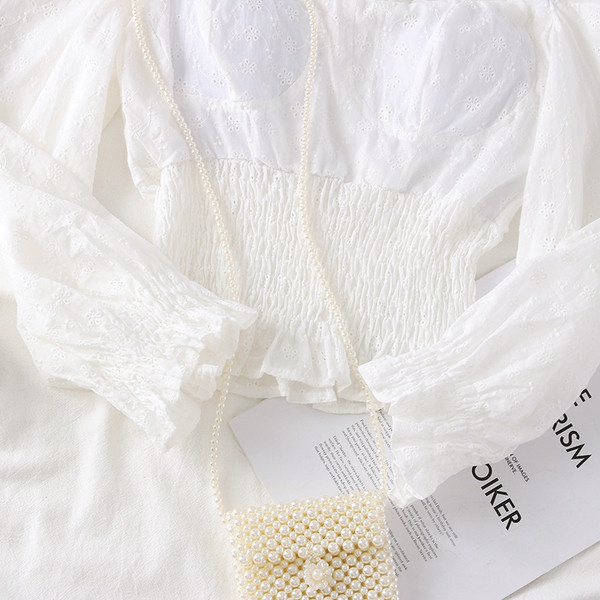 Bluză de damă modernă cu umerii goi și mâneci lungi în culoarea albă