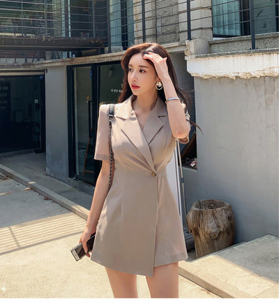 Salopetă de damă modernă cu mâneci scurte de culoare bej