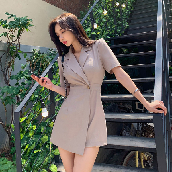 Salopetă de damă modernă cu mâneci scurte de culoare bej