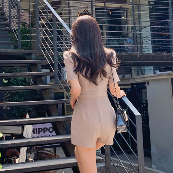 Salopetă de damă modernă cu mâneci scurte de culoare bej