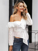 Cămașă elegantă de damă cu umăr căzut în culoarea albă