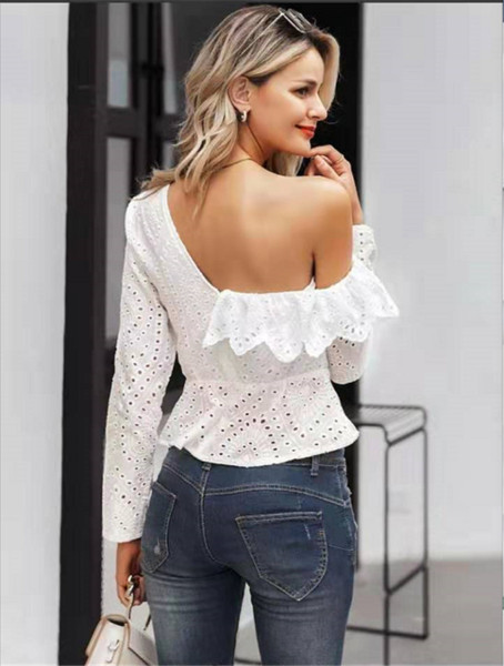 Cămașă elegantă de damă cu umăr căzut în culoarea albă