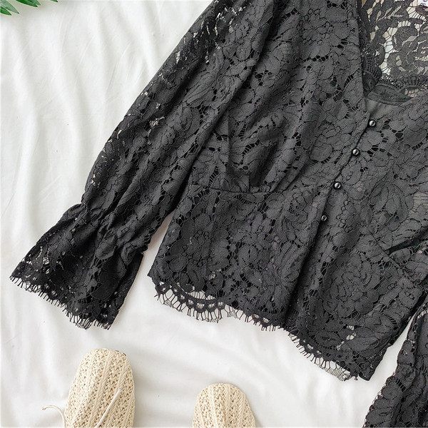 Bluză de damă modernă din dantelă în alb și negru