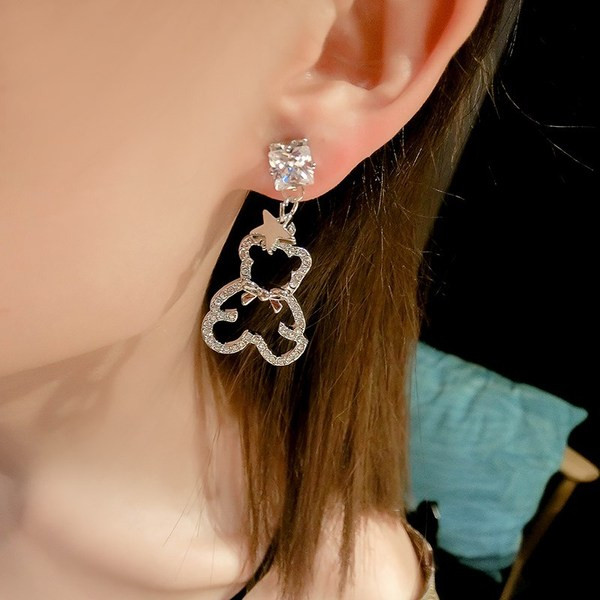 Cercei moderni de dama - in culoare aurie cu pietre