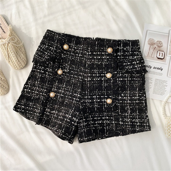 Pantaloni scurti de dama decorati cu perle in alb si negru