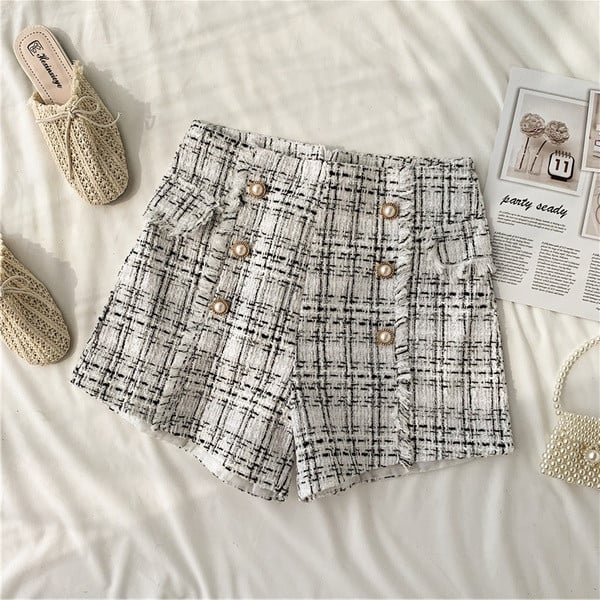 Pantaloni scurti de dama decorati cu perle in alb si negru