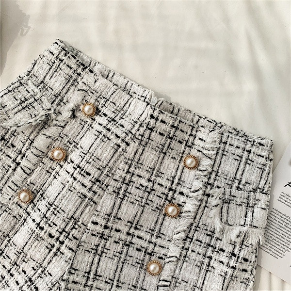 Pantaloni scurti de dama decorati cu perle in alb si negru