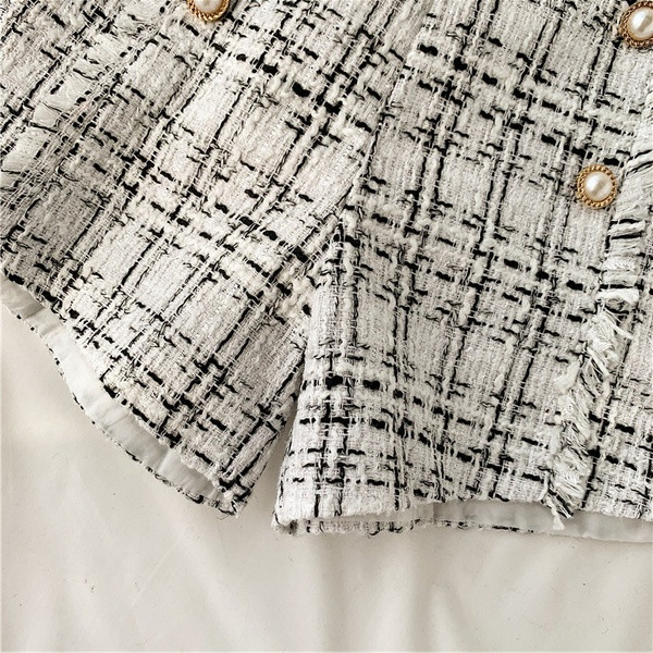 Pantaloni scurti de dama decorati cu perle in alb si negru