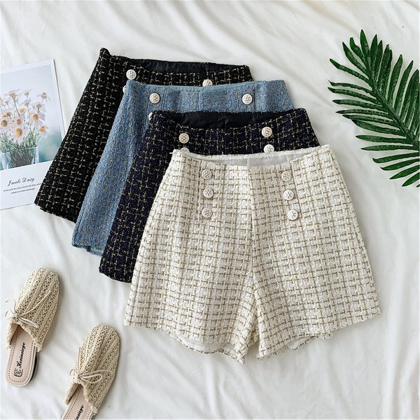 Pantaloni scurți de damă cu talie înaltă și nasturi