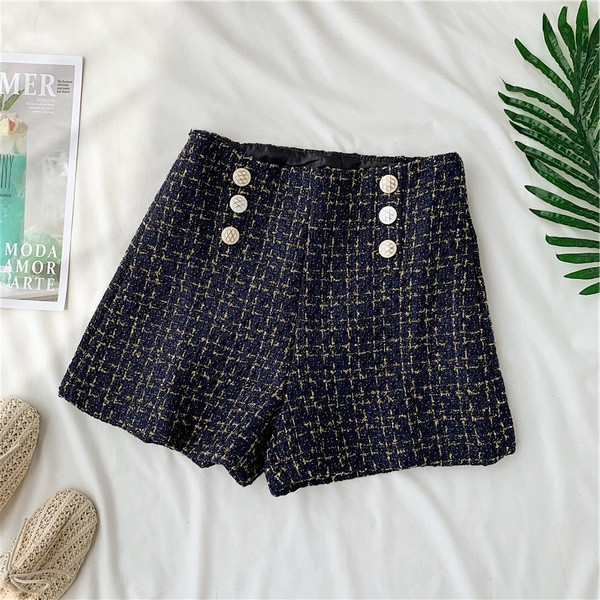 Pantaloni scurți de damă cu talie înaltă și nasturi