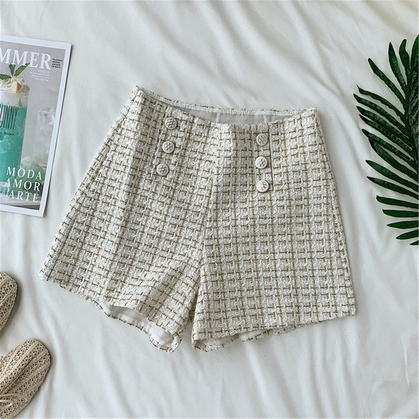Pantaloni scurți de damă cu talie înaltă și nasturi