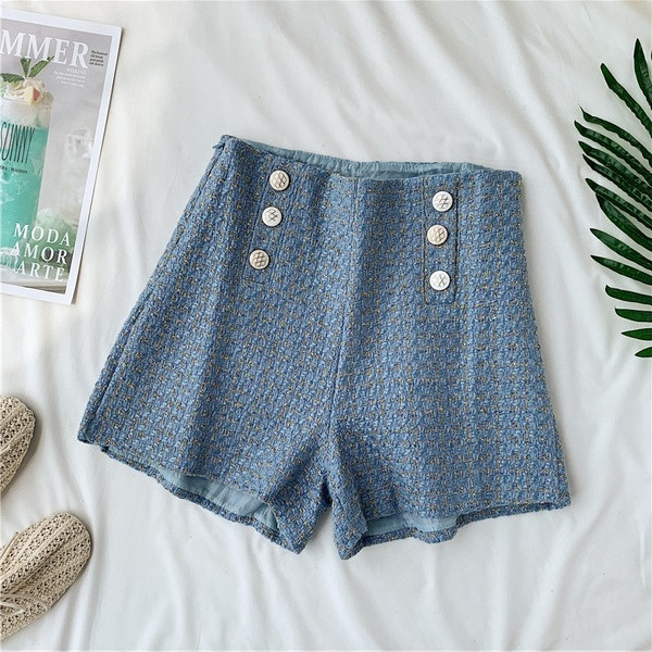 Pantaloni scurți de damă cu talie înaltă și nasturi