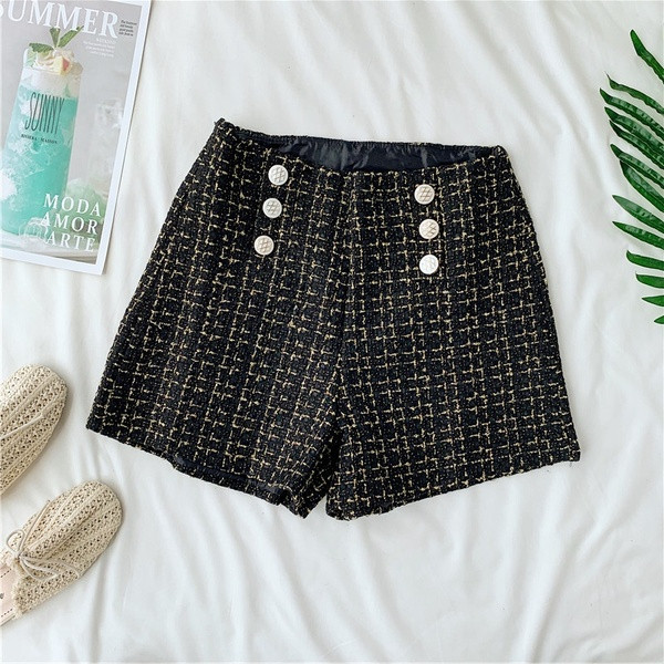 Pantaloni scurți de damă cu talie înaltă și nasturi