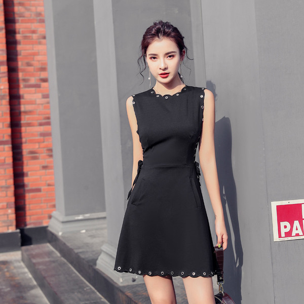 Rochie moderna de dama cu buzunar in negru si element metalic