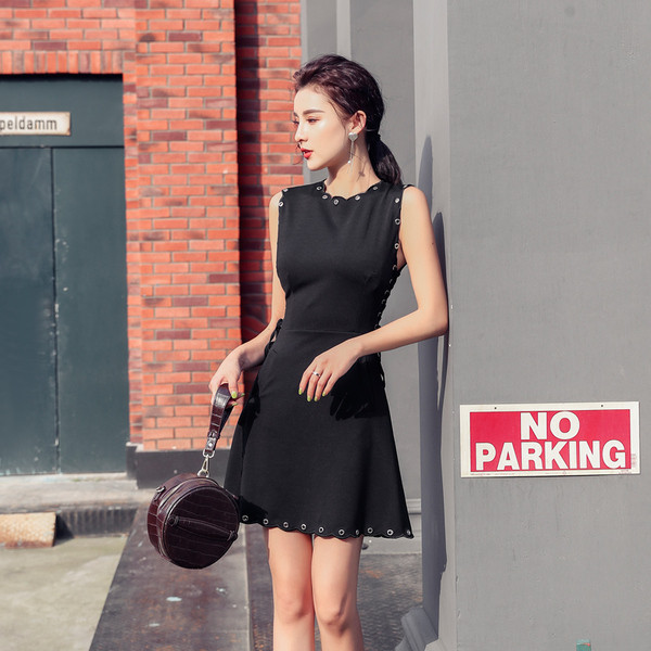 Rochie moderna de dama cu buzunar in negru si element metalic