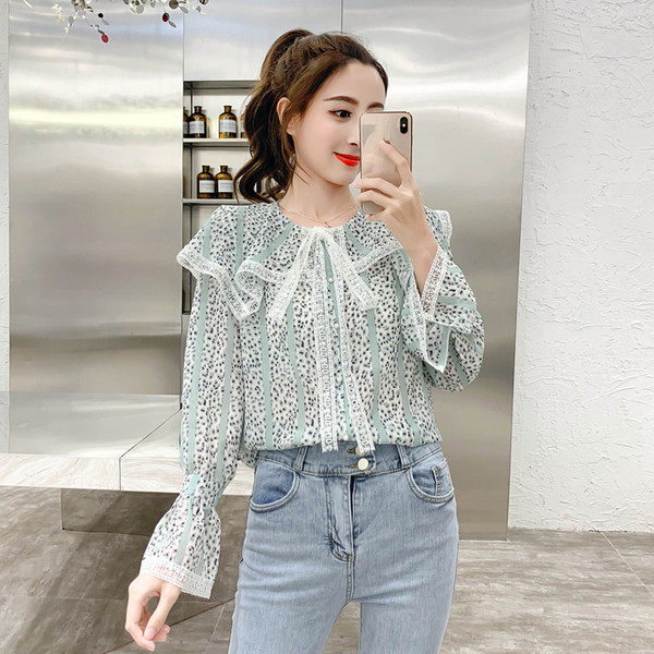 Cămașă modernă de damă în două culori cu decolteu O